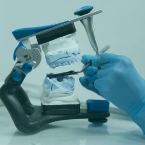 استمتع بتجربة حلول مصممة خصيصًا لابتسامتك مع أطقم الأسنان في إسطنبول. استكشف خيارات أطقم الأسنان الشاملة لدينا والمصممة لاستعادة صحة فمك.