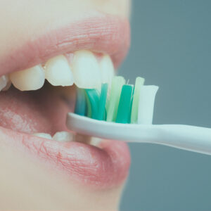 ضمان صحة الفم المثلى عن طريق تنظيف الأسنان بالفرشاة بانتظام باستخدام التقنية المناسبة، ومنع تسوس الأسنان وأمراض اللثة بشكل فعال.