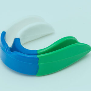 تعلم النصائح والاستراتيجيات الأساسية لحماية أسنانك أثناء ممارسة الرياضة، بدءًا من اختيار واقي الفم المناسب ووصولاً إلى ممارسة نظافة الفم الجيدة.